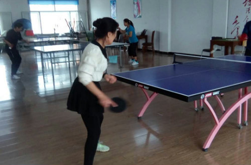 绥棱县社区教育学院乒乓球班开学啦！